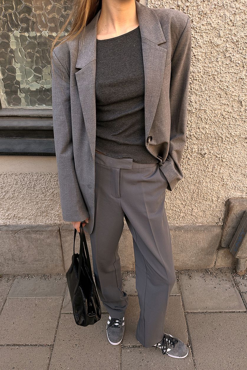 Low-waisted suit trousers